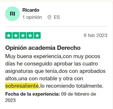 Captura de la reseña de Ricardo en Trustpilot, con 5 estrellas: «Opinión academia Derecho»